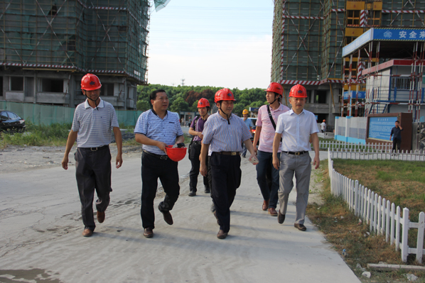 省住建廳質(zhì)安處副處長李愛國對“馬澗楊木橋動遷小區(qū)”工程進(jìn)行暗訪督查