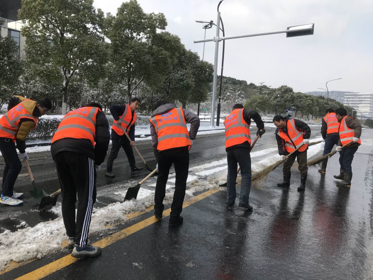 我公司項(xiàng)目部揮鍬鏟雪為群眾出行“開道”