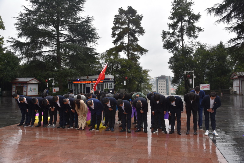 傳承紅色基因 走好新時(shí)代長(zhǎng)征路 集團(tuán)公司組織黨員赴遵義等地接受紅色教育