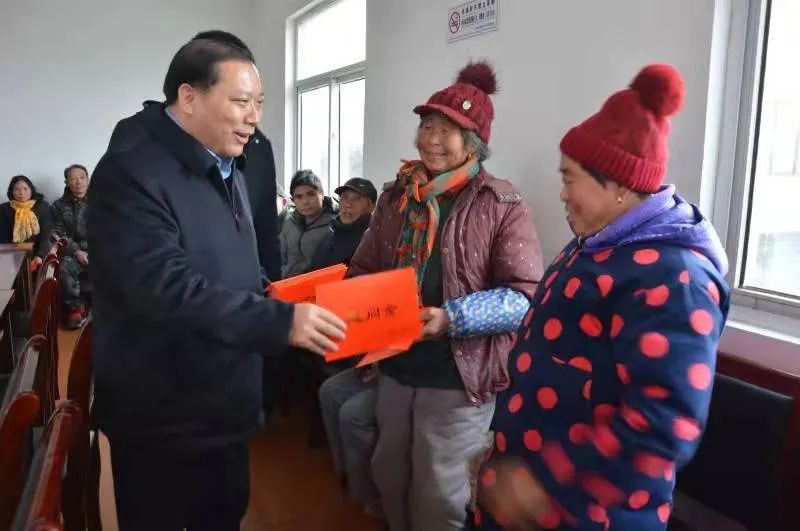 蘇州中設(shè)建設(shè)集團(tuán)黨委書記、董事長劉書華為淮安市洪澤東雙溝鎮(zhèn)宋莊村捐款安裝路燈 助力鄉(xiāng)村振興